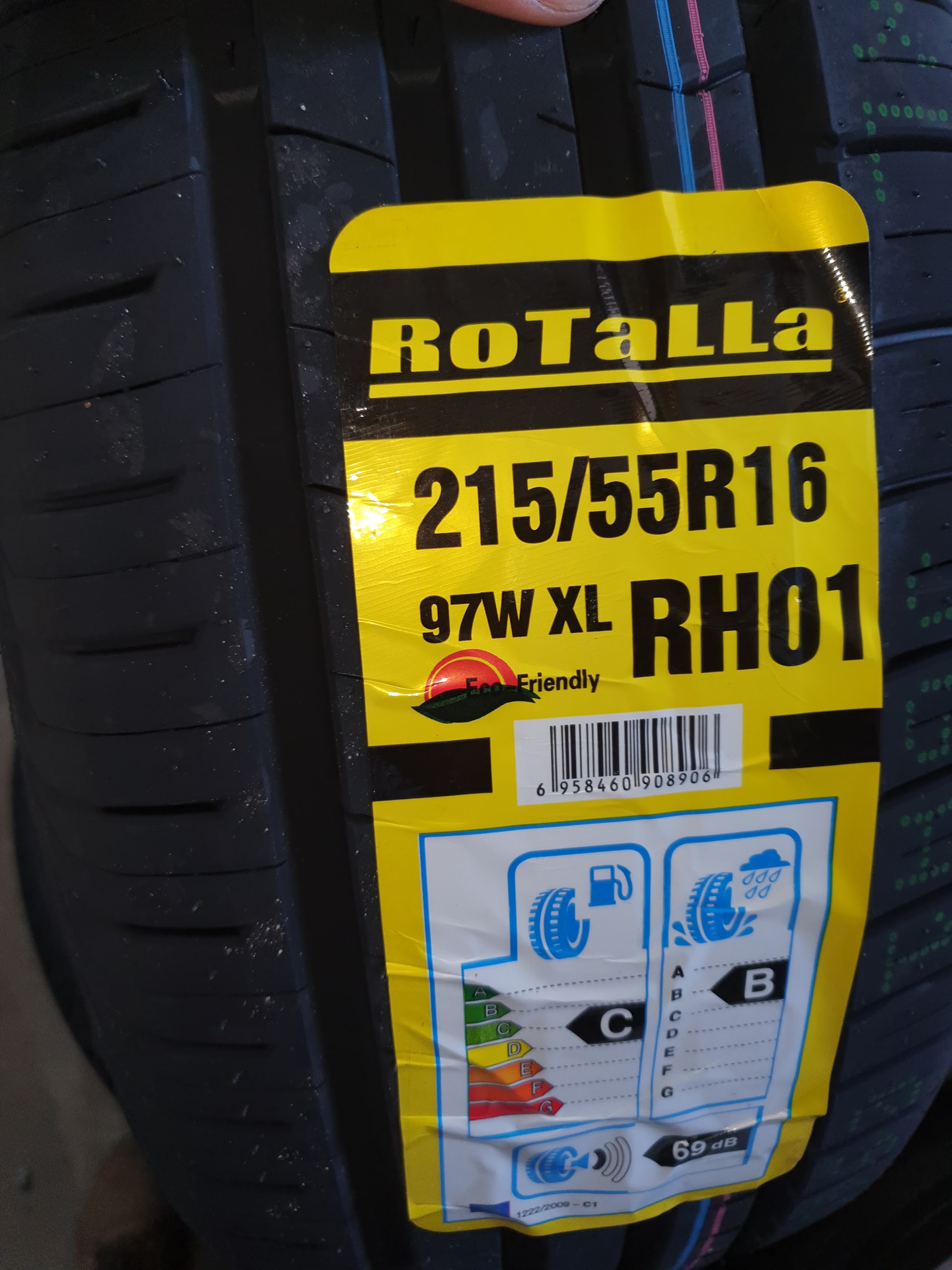 Close-up van het label op een nieuwe Rotalla-band in de werkplaats